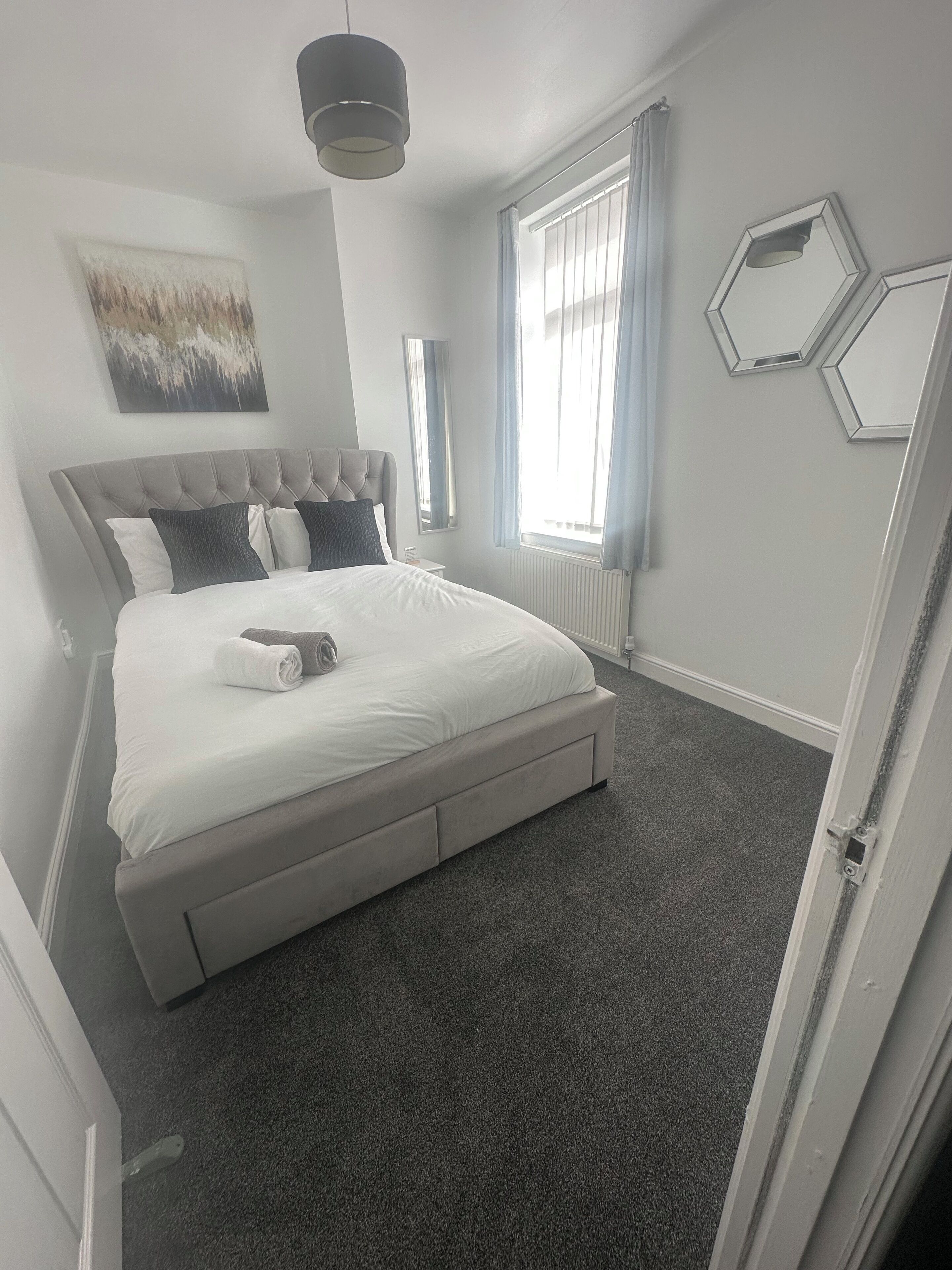 3 bedrooms, iron/ironing board, WiFi, bed sheets