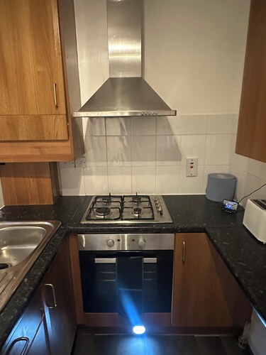 Modern Minimalist Spacious 3br Blyth Home