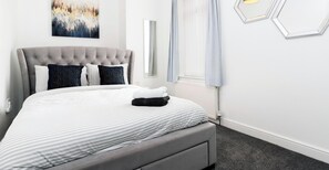 3 bedrooms, iron/ironing board, WiFi, bed sheets