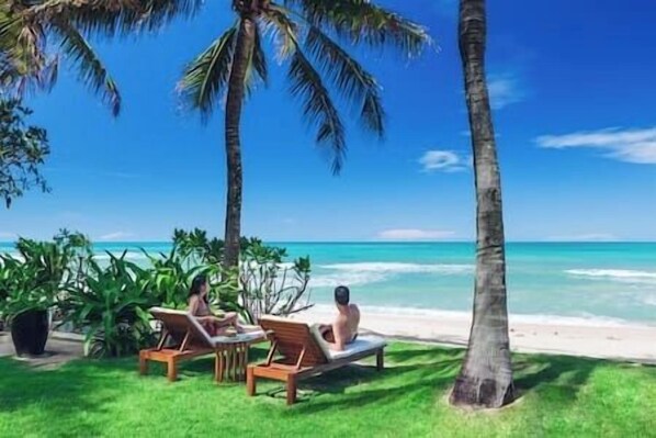 Chaises longues, serviettes de plage