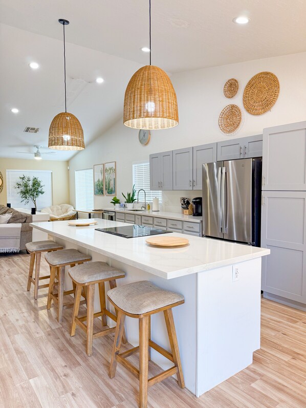 Kühlschrank, Mikrowelle, Ofen, Herdplatte