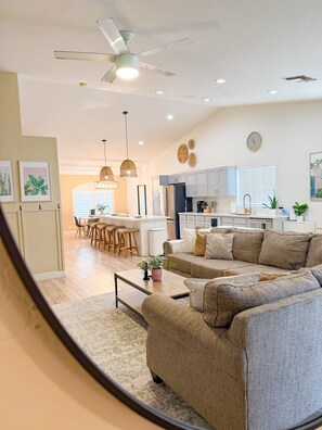 Smart-TV, Kamin, Videospiele, Bücher