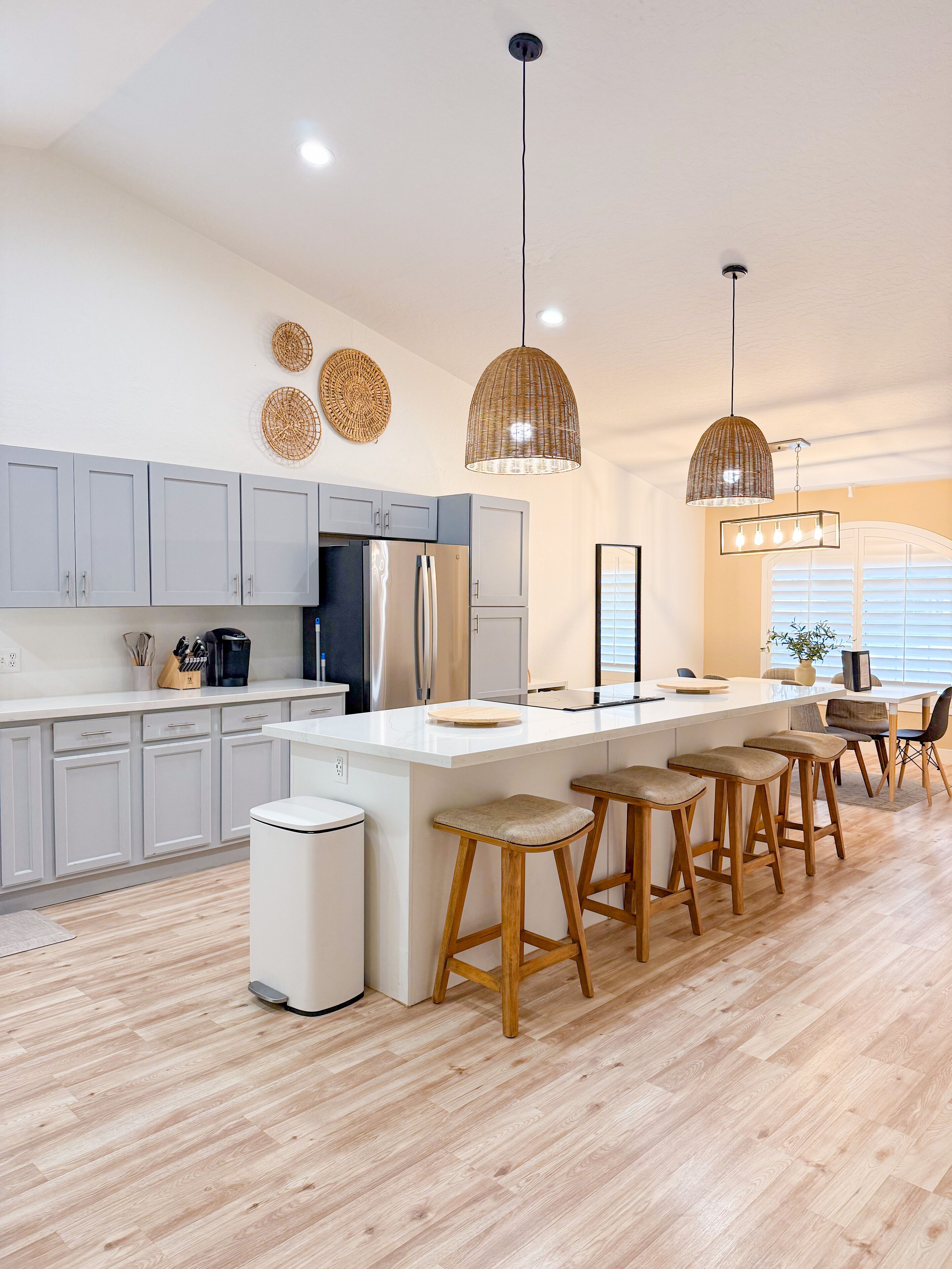 冷蔵庫、電子レンジ、オーブン、コンロ