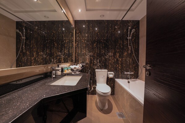 Asciugacapelli, bidet, asciugamani, sapone