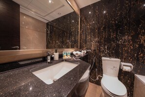 Asciugacapelli, bidet, asciugamani, sapone