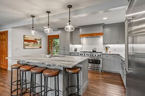 Fridge, microwave, oven, stovetop - Gleesome Inn - Waterfront | Private Dock | Stunning Views! (Blue Ridge)