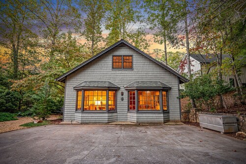 Gleesome Inn - Waterfront | Private Dock | Stunning Views!