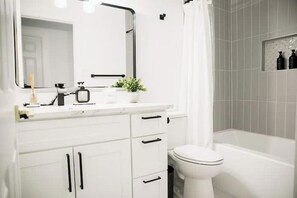 Dusche, Haartrockner, Handtücher, Seife