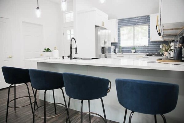 Kylskåp, mikrovågsugn, ugn och spishäll