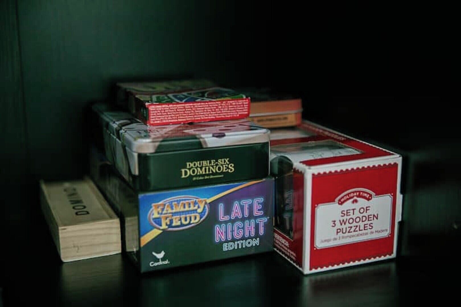 Una colección de cajas tipo rompecabezas sobre una mesa.