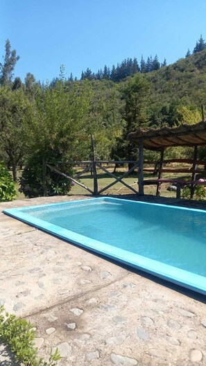 2 outdoor pools, pool umbrellas - La Polcura Lodge Turismo (San Fernando)
