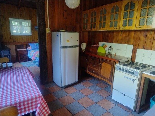 Standard Cabin, 1 Bedroom, Patio, Garden View | Private kitchen | Fridge, microwave, oven, stovetop - La Polcura Lodge Turismo (O'Higgins)