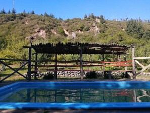 2 albercas al aire libre y sombrillas en la alberca