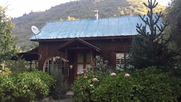 Familiehytte, 2 soverom, terrasse, elveutsikt | Skrivebord for bærbar PC, strykejern/-brett og wi-fi (inkludert)