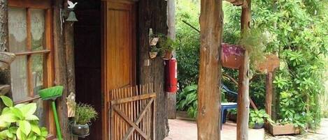 Familiehytte, 2 soverom, terrasse, hageutsikt | Skrivebord for bærbar PC, strykejern/-brett og wi-fi (inkludert)