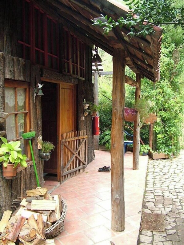 Cabaña familiar, 2 habitaciones, patio, vista al jardín | Espacio para trabajar con laptop y tabla de planchar con plancha