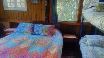 Espacio para trabajar con laptop y tabla de planchar con plancha