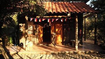 Familiehytte, 2 soverom, terrasse, hageutsikt | Skrivebord for bærbar PC, strykejern/-brett og wi-fi (inkludert)