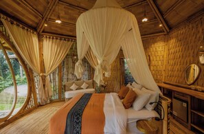 Desk, free WiFi, bed sheets - The Kul Kul Farm (Abiansemal)