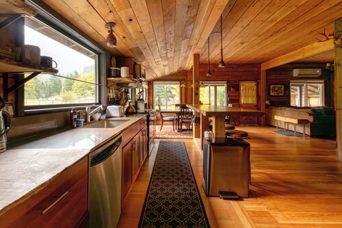 Cascade Crossing- fenced yard, spa, tons of amenities near Stevens Pass