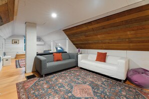 Älytelevisio, videopelejä, DVD-soitin, kirjoja