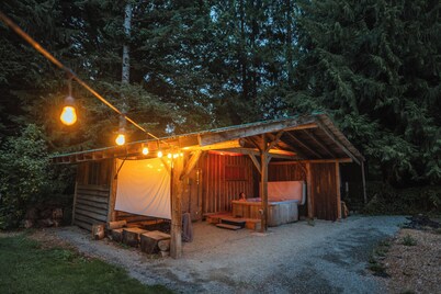 Cascade Crossing- fenced yard, spa, tons of amenities near Stevens Pass