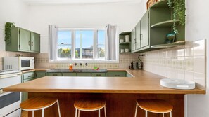 冷蔵庫、電子レンジ、オーブン、コンロ