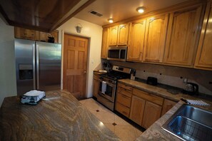 Private kitchen - Casa Cascada: Cozy ABQ Retreat (Albuquerque)