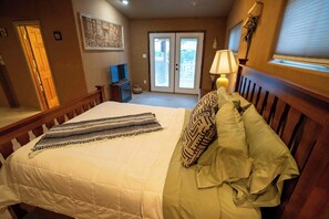 3 bedrooms, internet, bed sheets - Casa Cascada: Cozy ABQ Retreat (Albuquerque)