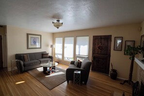 Living area - Casa Cascada: Cozy ABQ Retreat (Albuquerque)
