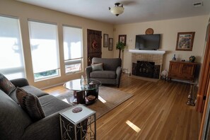 Living area - Casa Cascada: Cozy ABQ Retreat (Albuquerque)