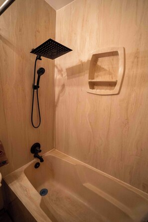 Douche, serviettes fournies, papier de toilette