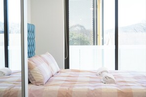 1 bedroom, iron/ironing board, WiFi, bed sheets - Modem One Bedroom Apartment on Northbourne Avenue (Dickson)