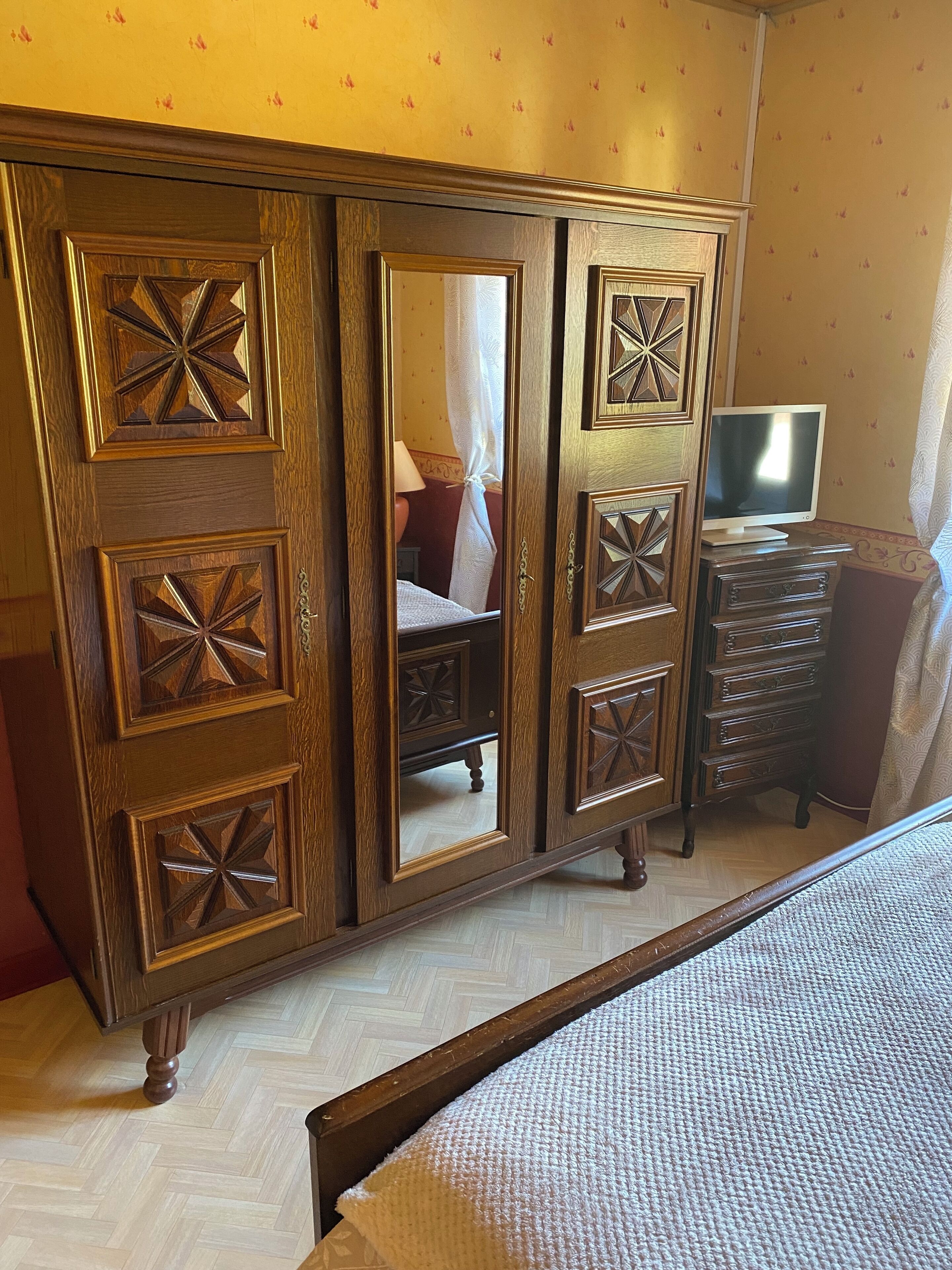 3 habitaciones, tabla de planchar con plancha y ropa de cama 