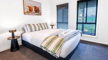 Escrivaninha, ferros/tábuas de passar roupa, Wi-Fi de cortesia