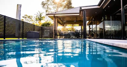 The Wildwood Luxury Escape with Pool, Hot Tub and Space for the Whole Group