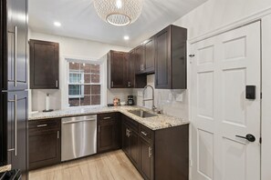 Microwave, oven, stovetop, dishwasher - Enjoyable 2 bedroom 1 bathroom in Shaker Heights near universities and hospitals (Shaker Heights)