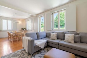 Smart TV, offices - Sunlit Retreat with Green Terrace by HostWise (Guimarães)