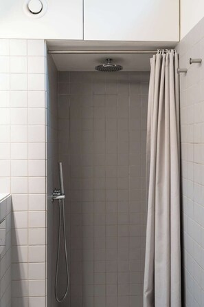 Shower, hair dryer, towels, shampoo - Sunlit Retreat with Green Terrace by HostWise (Guimarães)