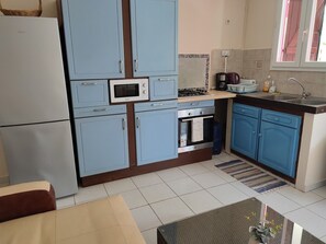 Kühlschrank, Mikrowelle, Ofen, Wasserkocher mit Kaffee-/Teezubehör