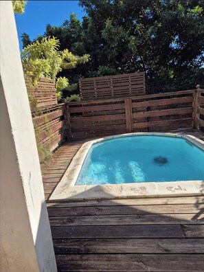 Utendørsbasseng og et oppvarmet basseng