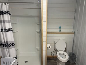 Dusch, handdukar, tvål och toalettpapper