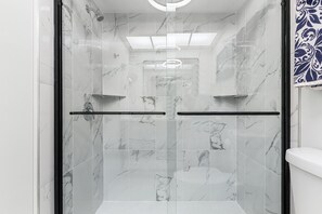 Een douche, een haardroger, handdoeken
