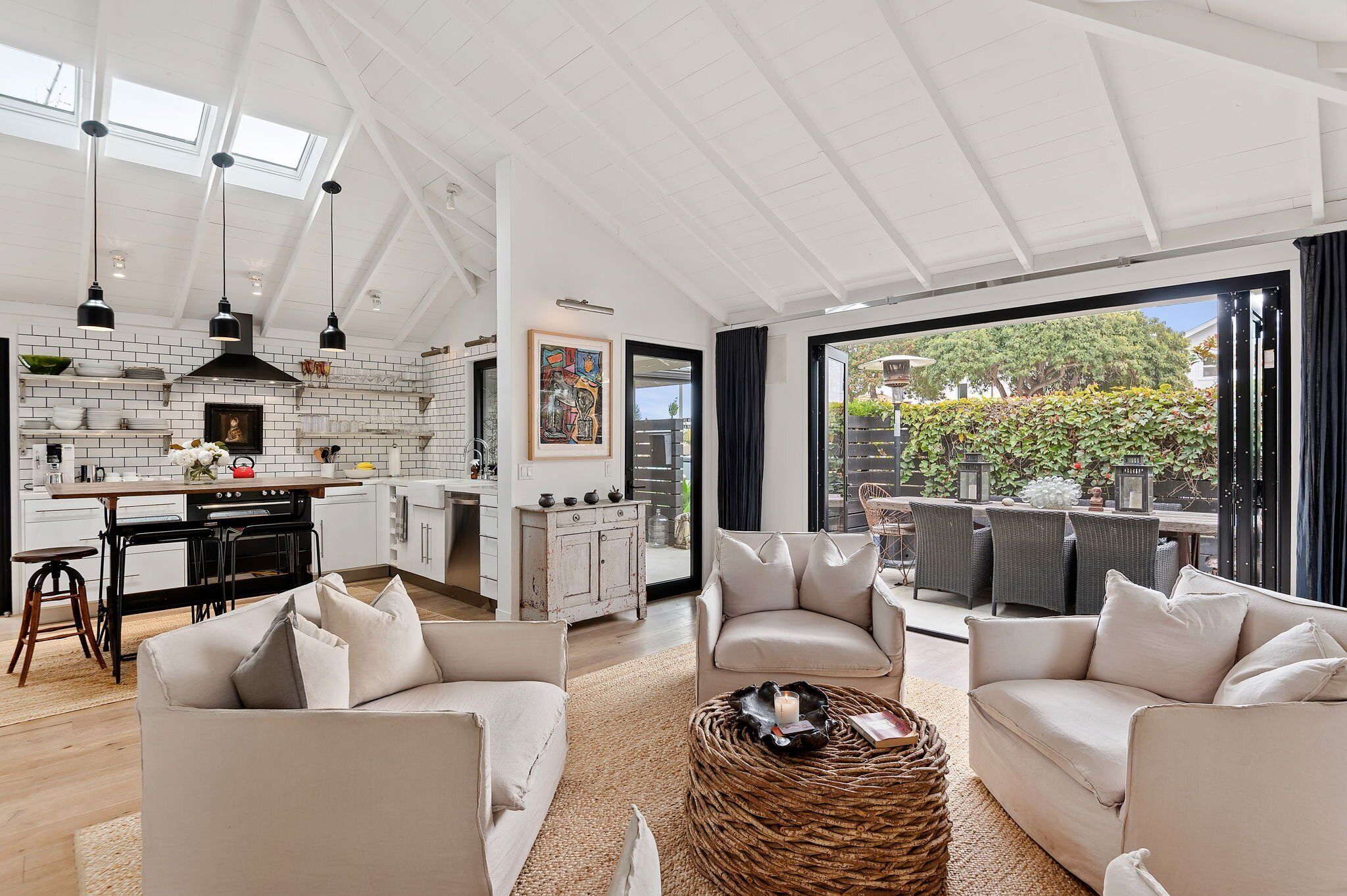 Télévision, livres, chaîne hi-fi