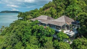A house surrounded by dense forest with a view of the sea. - Element of 8 at Cape Laem Sor Estate by Elite Havens (Surat Thani)