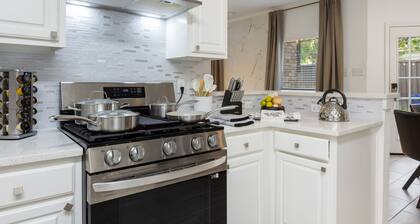 Flower Mound Luxe: Double Kings Suites, Pool & Grill