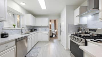 Micro-ondes, four, plaque de cuisson, lave-vaisselle