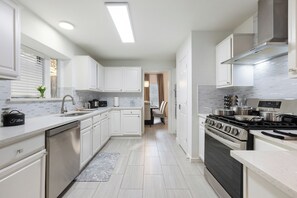 Mikrowelle, Ofen, Herdplatte, Geschirrspüler