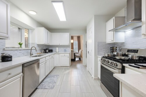 NEW Luxury Getaway: Two King Beds, Heated Pool and Grill