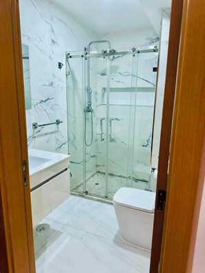 Serviettes fournies, savon, papier toilette